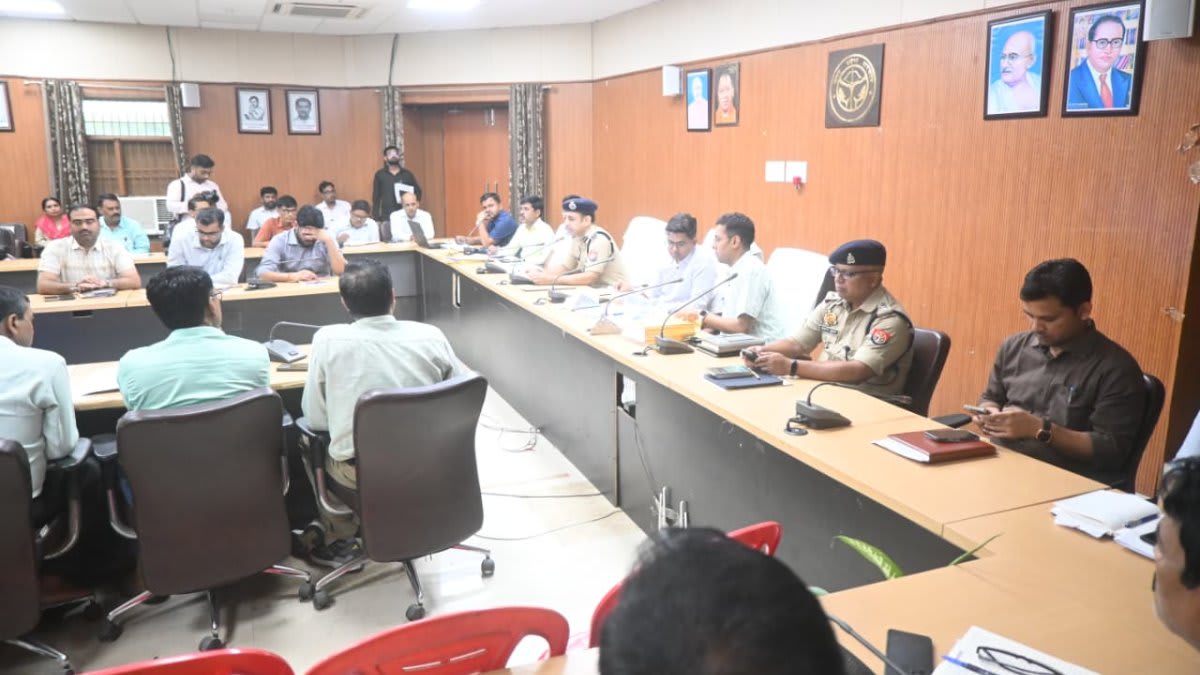  हर केंद्र पर सीसीटीवी, जैमर और कड़ी सुरक्षा के निर्देश, कलेक्ट्रेट सभागार में हुई समीक्षा बैठक