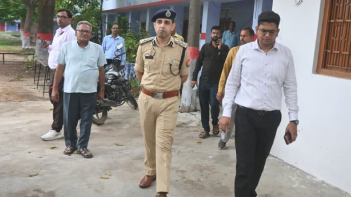  डीएम-एसपी ने जयकिसान इंटर कॉलेज परीक्षा केंद्र का किया निरीक्षण, सीसीटीवी और बिजली व्यवस्था परखी, सकतपुर सनई स्थित परीक्षा केंद्र पहुंचे अधिकारी