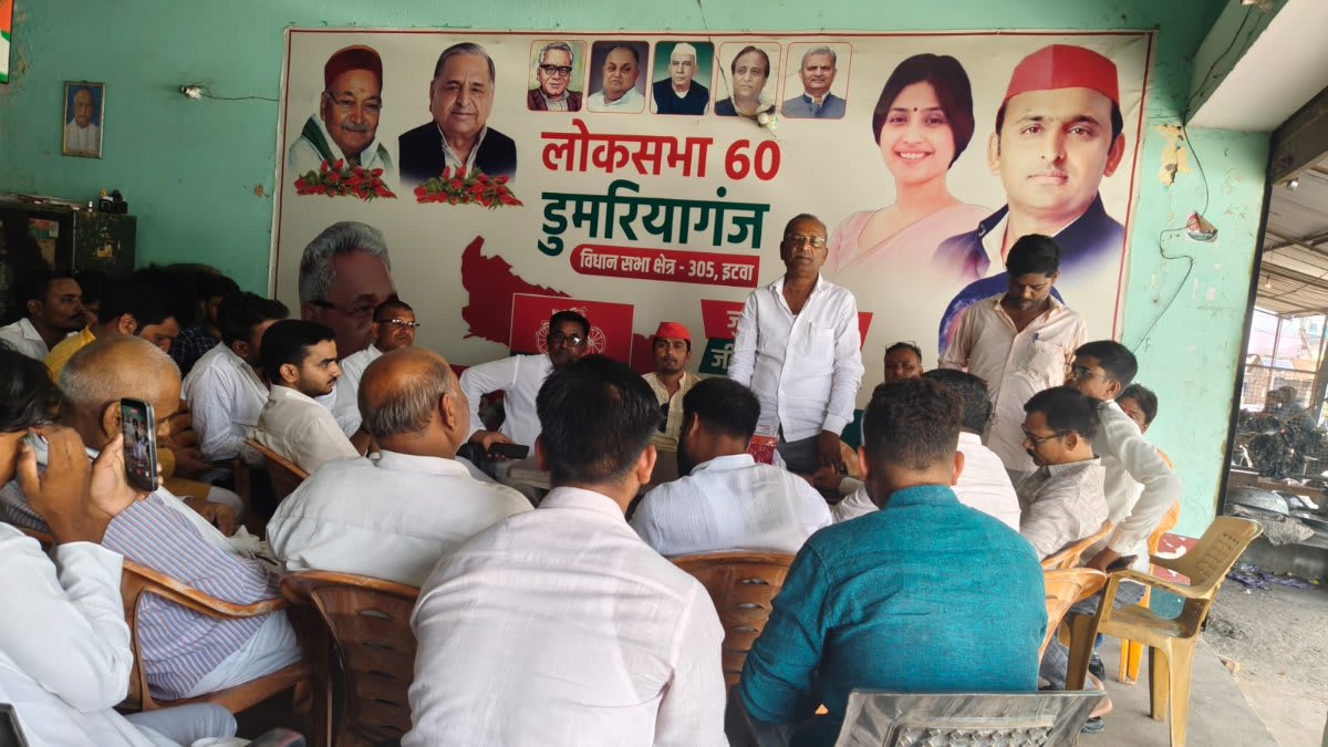 सपा कार्यकर्ताओं ने लिया 2027 का संकल्प, केक काटा और पीडीए के नाम लगाया पौधा