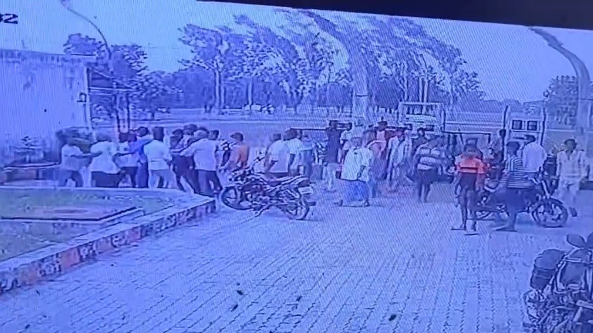  पेट्रोल पंप कर्मचारी ने मारपीट और जातिसूचक टिप्पणी का लगाया आरोप, इटवा के बयारी पेट्रोल पंप की घटना, पुलिस ने शुरू की जांच