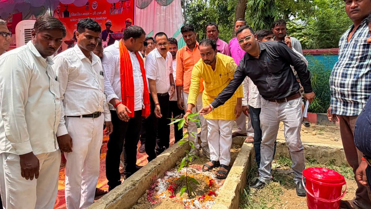 सरकारी योजनाओं की जानकारी, जनभागीदारी और पौधरोपण पर जोर