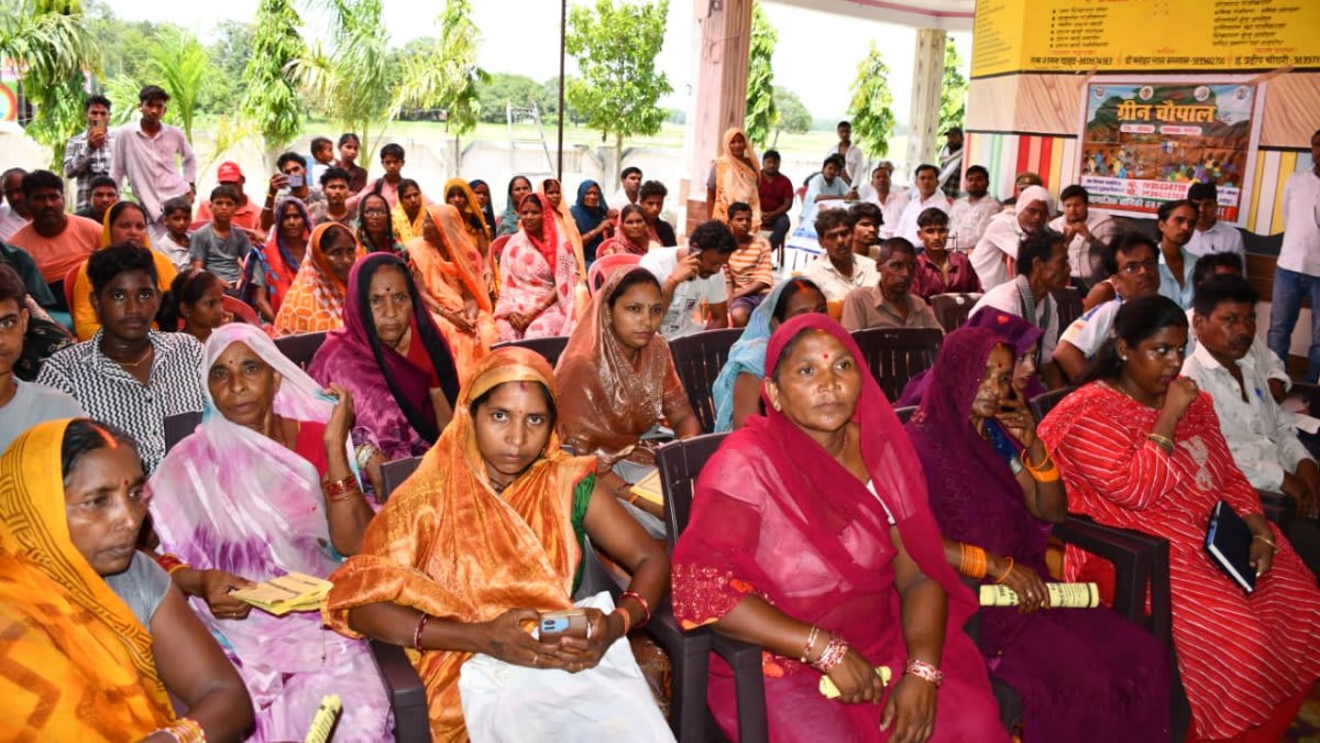 सिद्धार्थनगर में ग्राम चौपाल में DM का सख्त संदेश, अफसरों से मांगा जवाब