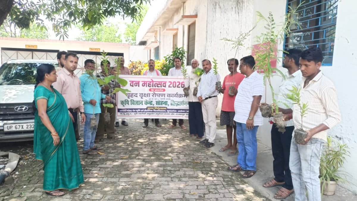 सिद्धार्थनगर में KVK के वैज्ञानिकों ने बताया आय बढ़ाने का फॉर्मूला, किसानों को बांटे 300 से ज्यादा पौधे