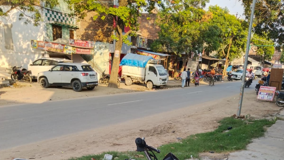 पेड़ से टकराई बाइक, 17 वर्षीय किशोर की मौत; साथी गंभीर घायल