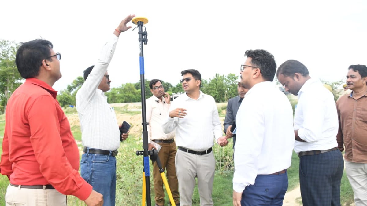  DM ने रोवर तकनीक से सीमांकन देखा, बोले- हर धारा-24 मामले में बढ़ाएं इसका इस्तेमाल