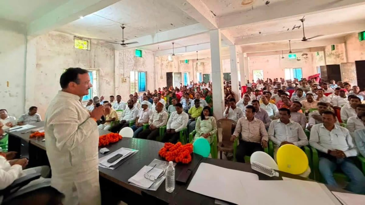  शिक्षकों को कैशलेस इलाज, छात्रों के खातों में पहुंचेगी DBT राशि, इटवा में पूर्व मंत्री बोले-शिक्षक सुरक्षित होंगे, छात्रों की पढ़ाई नहीं रुकेगी