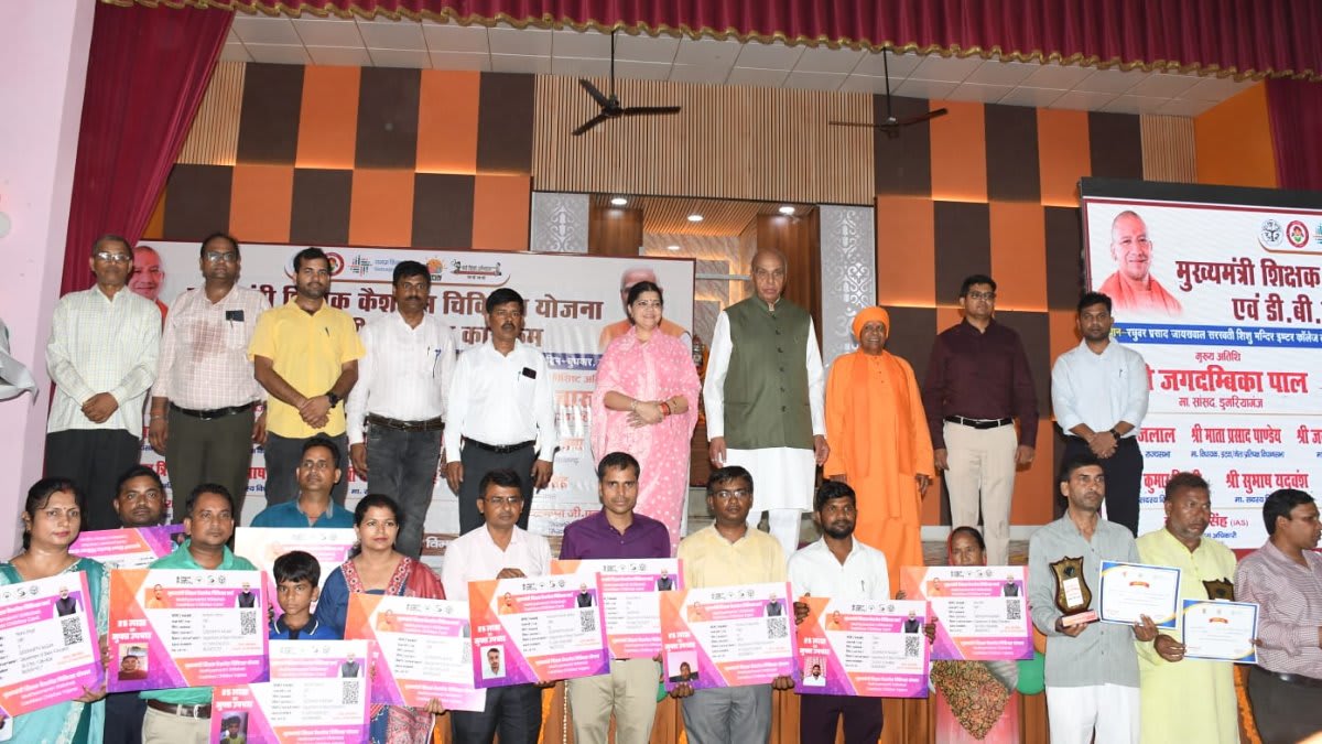 12 लाख शिक्षकों को कैशलेस स्वास्थ्य सुरक्षा, 1.10 करोड़ छात्रों के खातों में पहुंची ₹1200 की डीबीटी