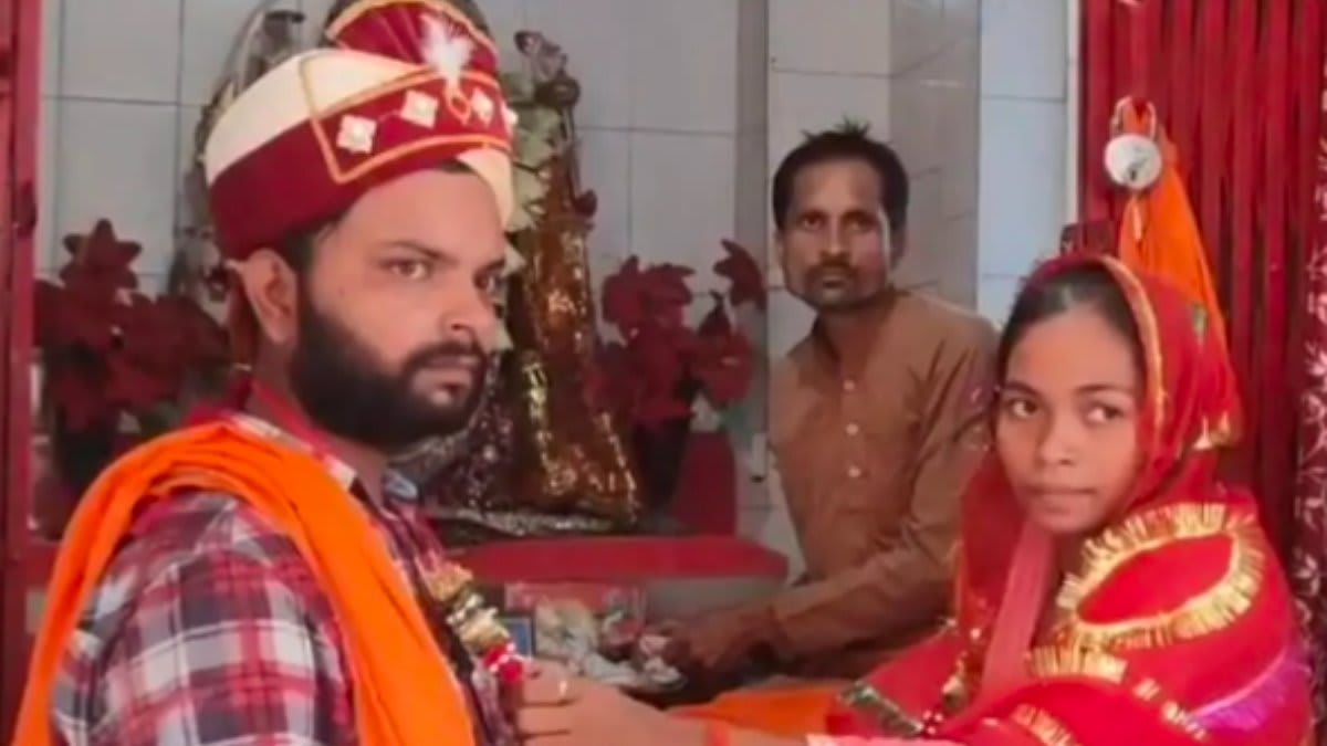 पुलिस ने परिवार को सौंपा... फिर मंदिर में प्रेमी से शादी; पिता ने किया कन्यादान