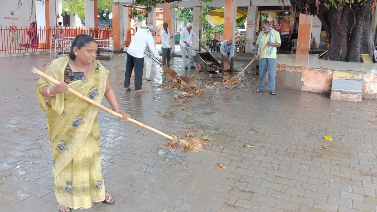 मंदिर पोखरे पर पूर्व मंत्री ने श्रमदान कर दिया स्वच्छता का संदेश, गांव-गांव पहुंचकर योजनाओं का किया प्रचार; संवाद कार्यक्रम में विकास कार्यों पर भी हुई चर्चा