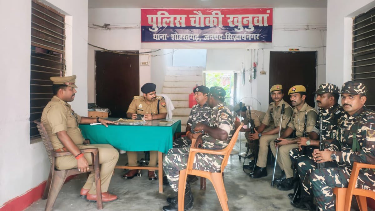 पुलिस-एसएसबी ने पैदल गश्त कर तस्करों को दिया सख्त संदेश, खुनुवां सीमा चौकी पर हुई संयुक्त गोष्ठी