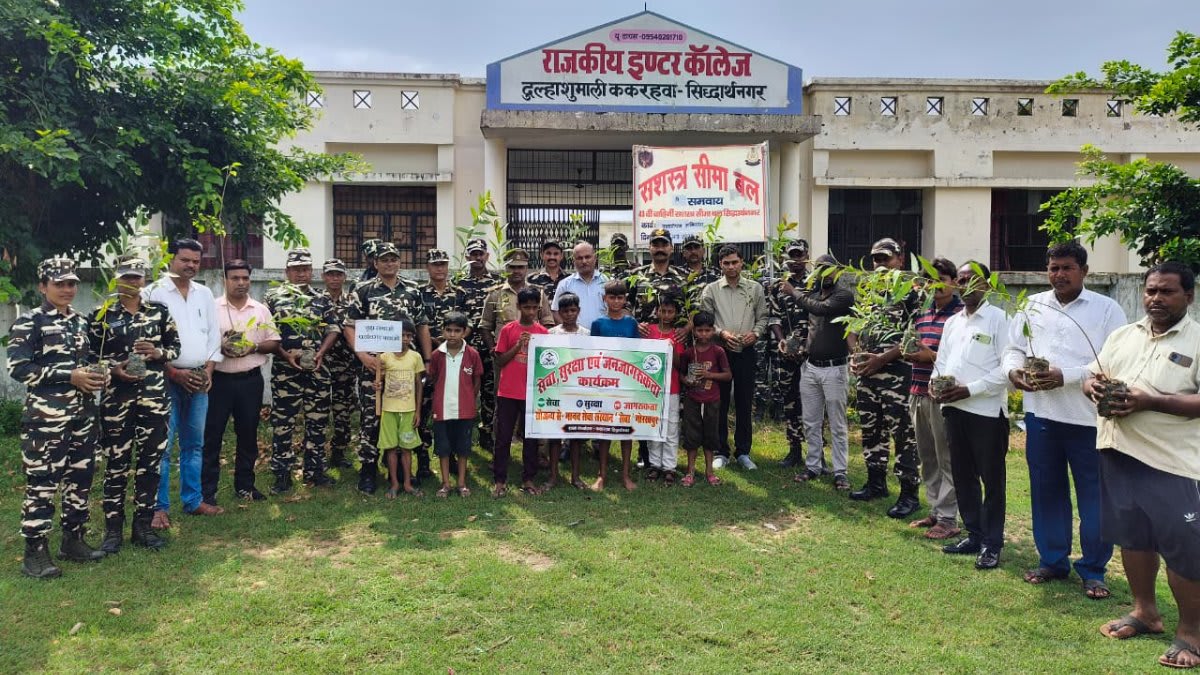 43वीं वाहिनी ने चलाया वृहद वृक्षारोपण अभियान, जवानों संग ग्रामीणों ने लगाए पौधे