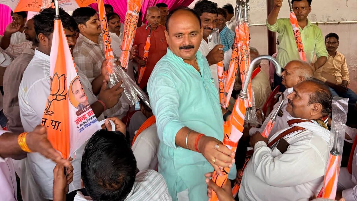 भाजपा नेता उपेंद्र प्रताप सिंह ने बांटे छाते, बोले- 'सेवा ही संगठन की पहचान'