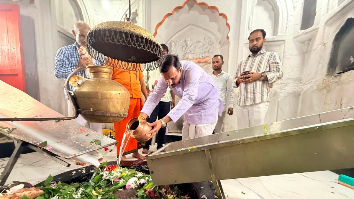  हर-हर महादेव के जयकारों से गूंजा मंदिर परिसर