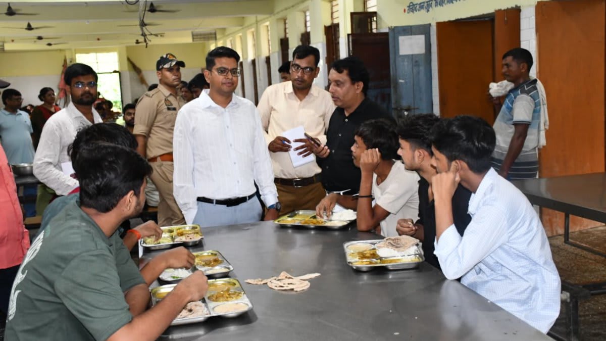परिसर में गंदगी और घास देख भड़के, प्रिंसिपल पर कार्रवाई की संस्तुति