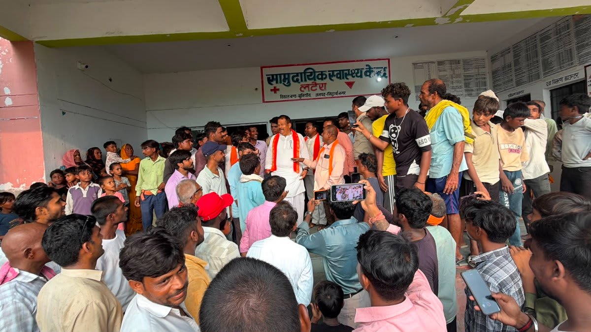  पूर्व विधायक के पहुंचते ही जुटी भीड़, स्टाफ नर्स के तबादले पर भी जताया गुस्सा