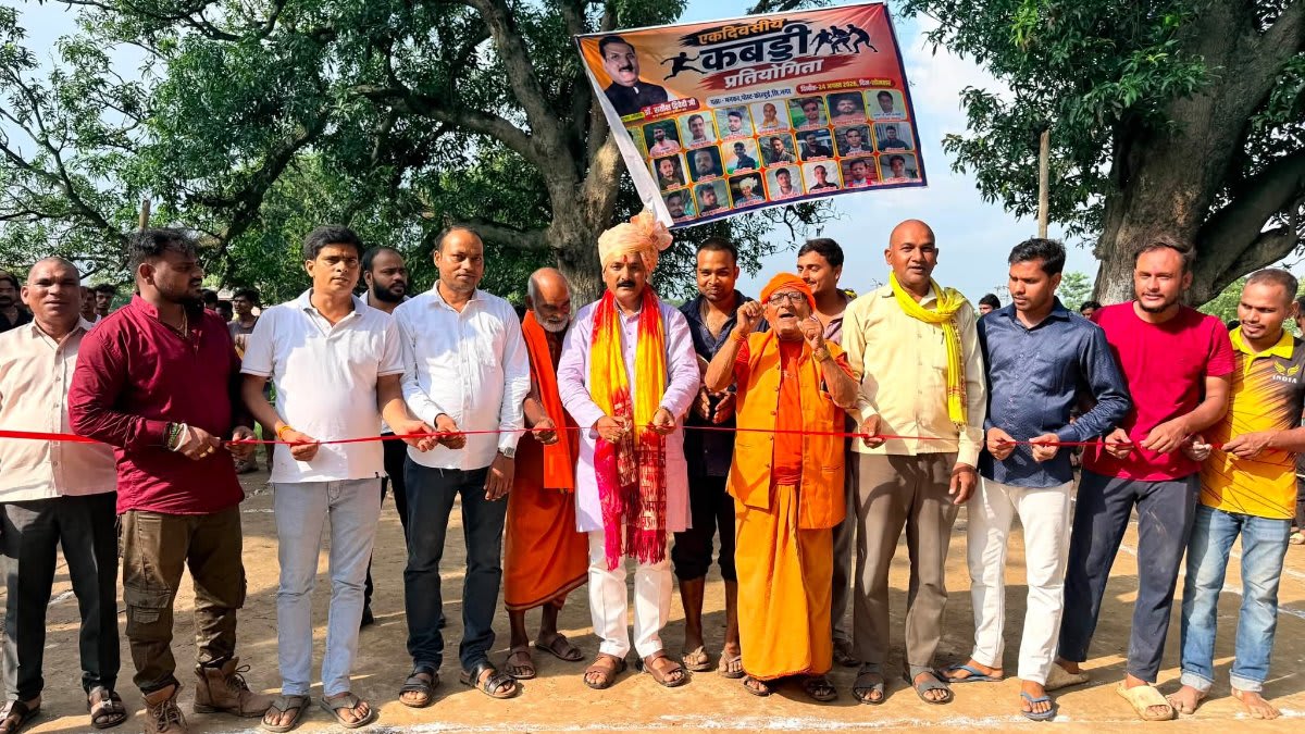 पूर्व मंत्री डॉक्टर सतीश द्विवेदी ने किया उद्घाटन, मैदान पर भिड़ीं कई टीमें