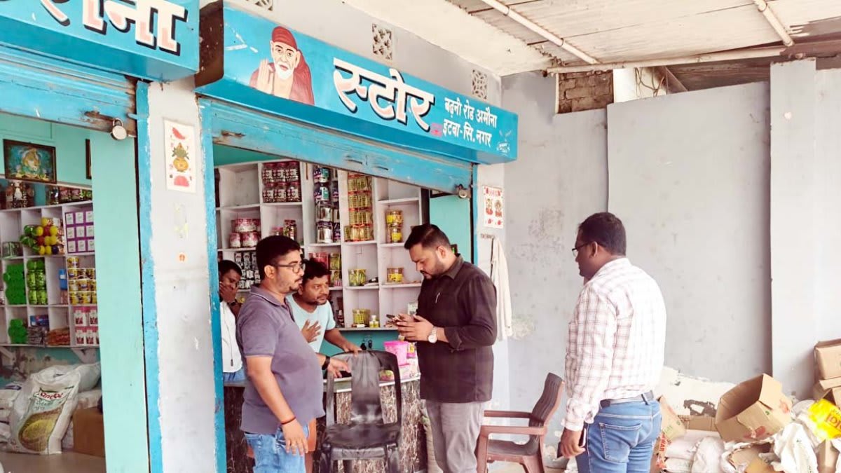  इटवा में गोदाम और बिक्री मूल्य खंगाला; बंद प्रतिष्ठानों की रिपोर्ट बनेगी