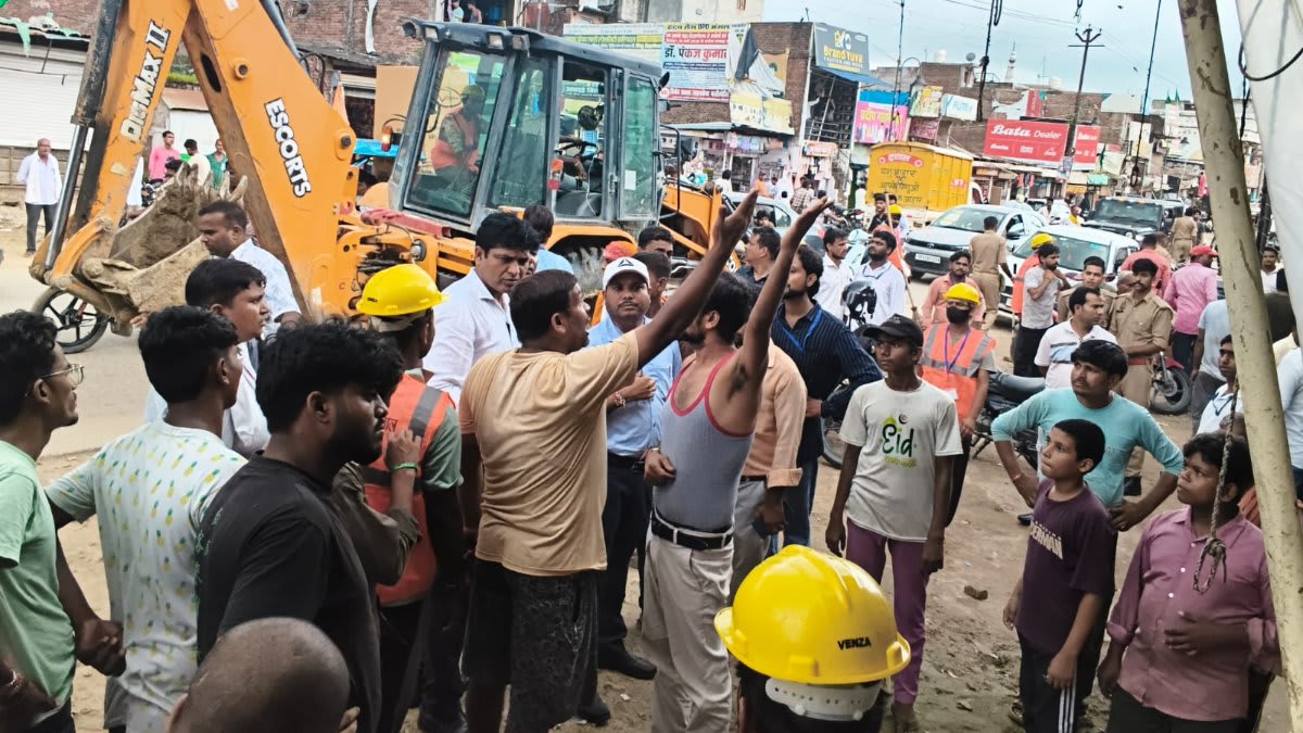 ठेला-गुमटी और टीन शेड हटाए, 4 प्रमुख मार्गों पर कार्रवाई; 3 दिन की मुनादी के बाद प्रशासन सख्त