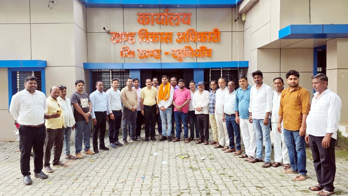  ब्लॉक कर्मियों ने फूलमाला और अंगवस्त्र से किया सम्मान, मिर्जापुर में नई तैनाती
