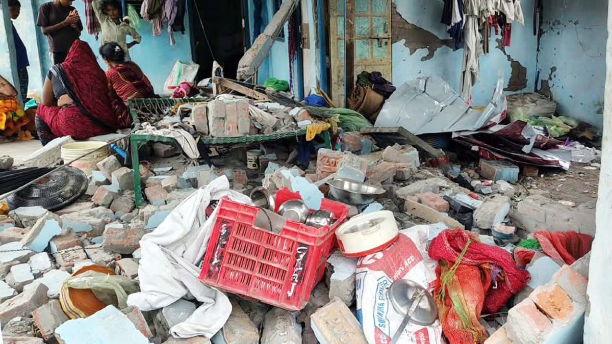 तेज धमाके से मकान की दीवारें ढहीं; बाल-बाल बचा परिवार
