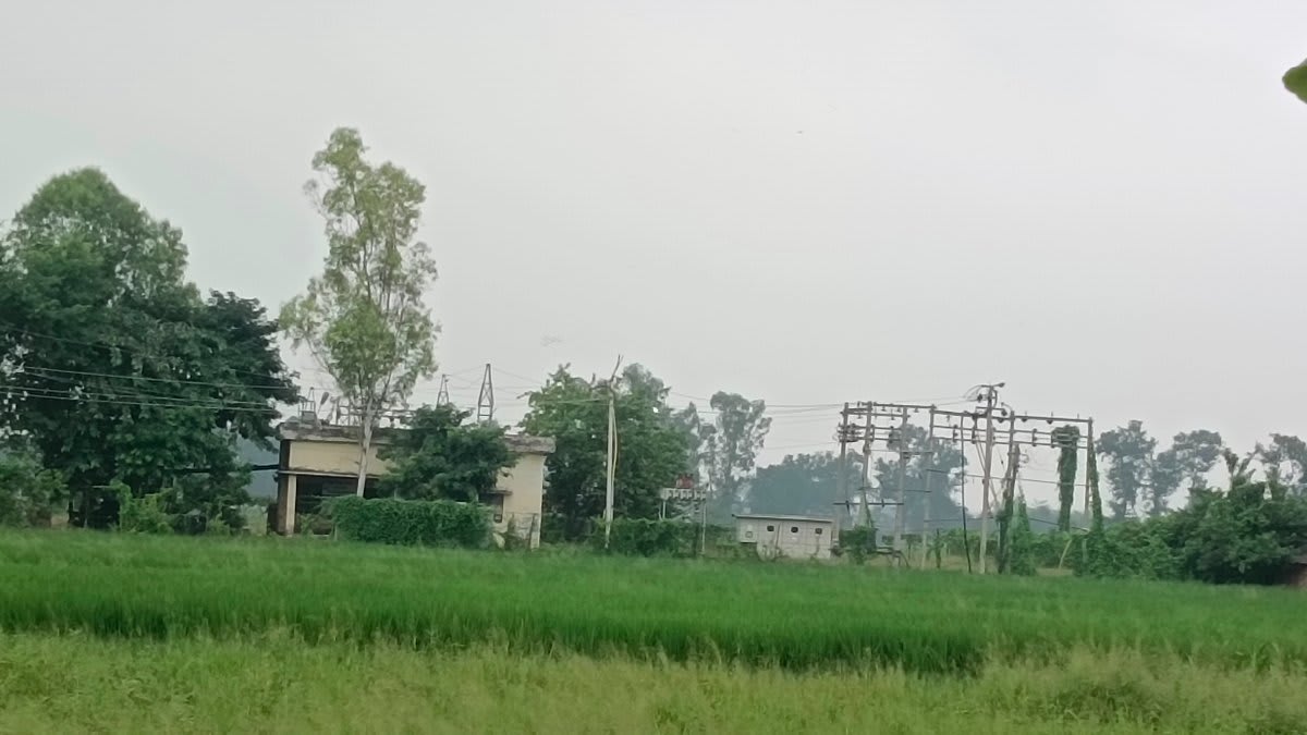 अंधेरे में सांप-कीड़ों का खतरा, ग्रामीण बोले- बिल समय पर फिर भी कटौती
