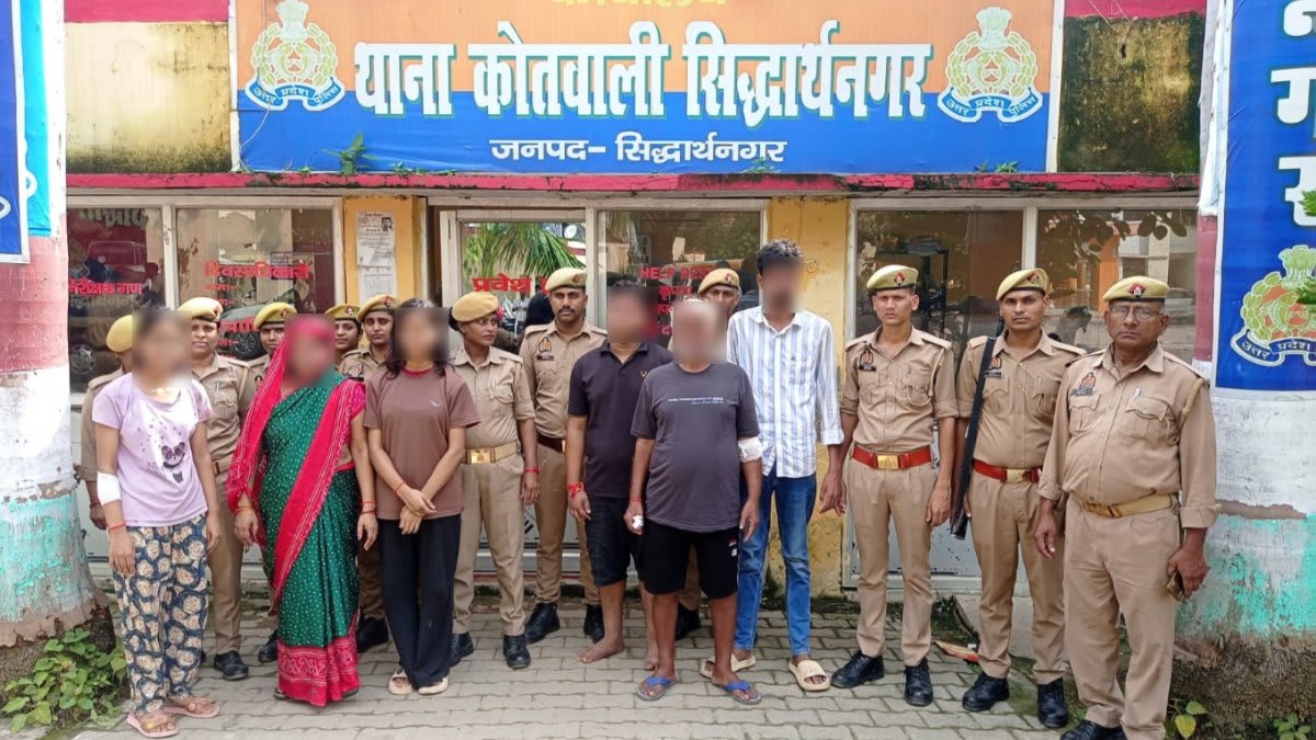  3 महिलाएं भी शामिल; लाइसेंसी बंदूक, 4 कारतूस और 2 लकड़ी के डंडे बरामद