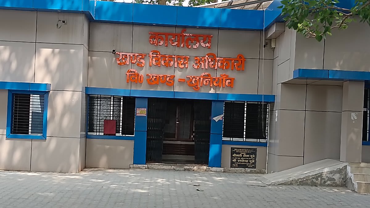 खुनियांव में एडीओ पंचायत को सौंपा पत्र, बोले- मांगों पर लिखित आदेश तक ऑनलाइन-ऑफलाइन काम नहीं करेंगे