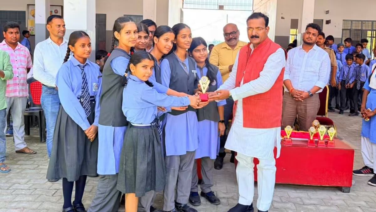  सिद्धार्थनगर के भिलौरी के स्कूल में बच्चों ने शिक्षा, स्वच्छता और पर्यावरण पर सजाए रंग; पूर्व विधायक ने बांटे पुरस्कार