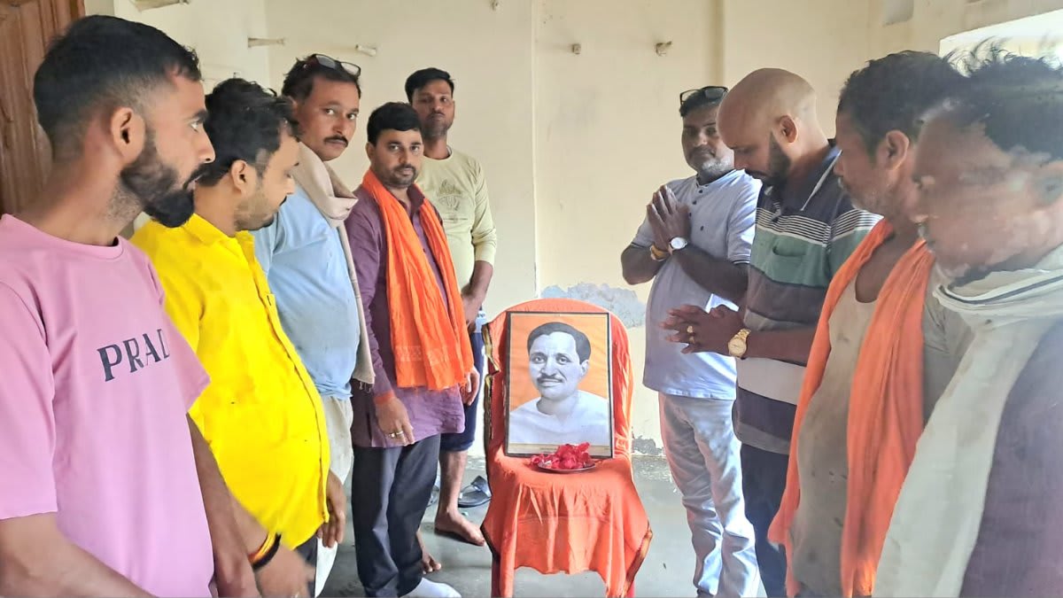  डुमरियागंज के बहेरिया में जुटे लोग, दिलीप पांडेय बोले- उनके विचार आज भी प्रासंगिक