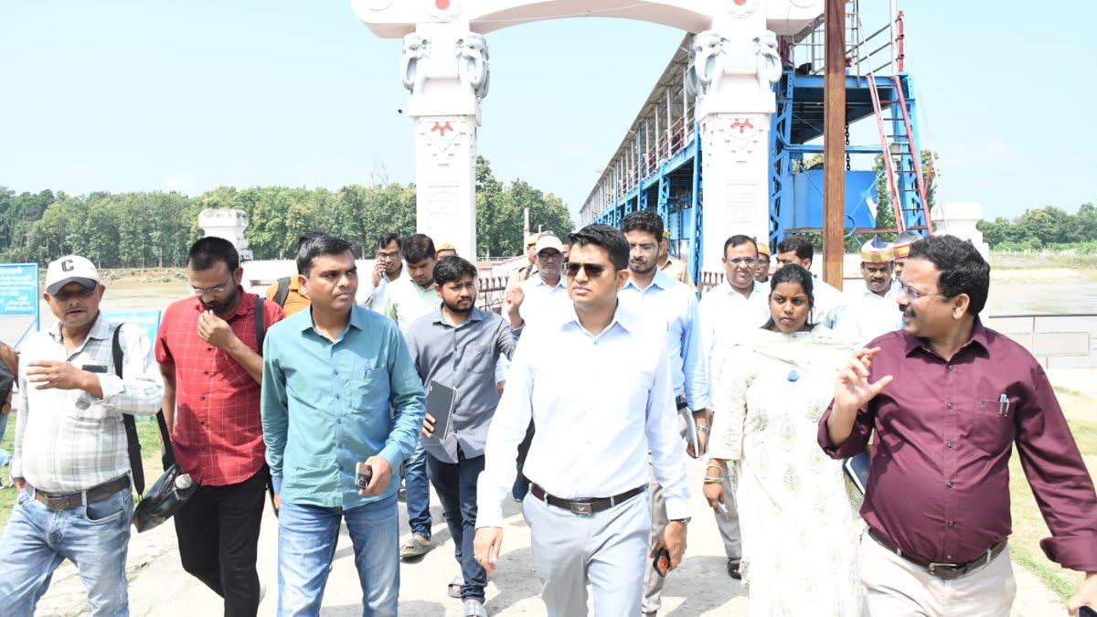  डीएम ने मोटरबोट से बाढ़ प्रभावित गांवों का लिया जायजा, गर्भवती महिलाओं को पहले सुरक्षित करने को कहा