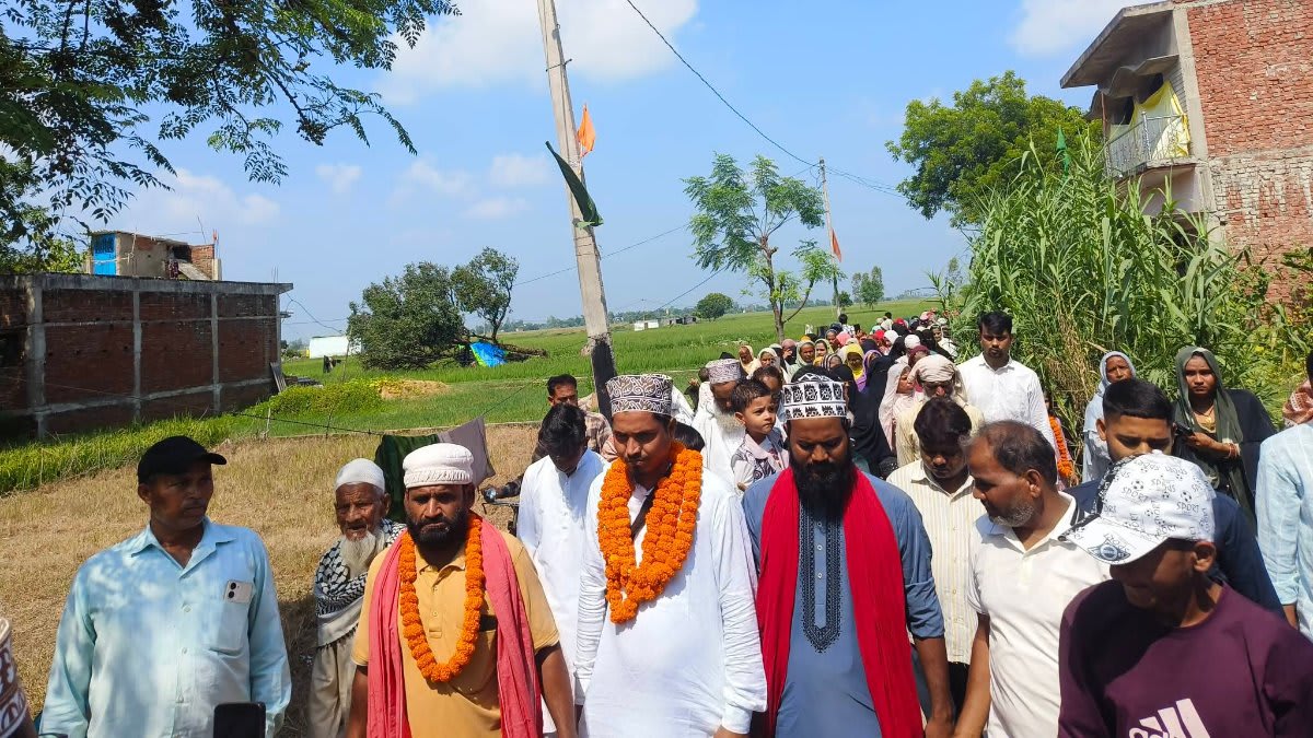  तुरकौलिया तिवारी में फूल-मालाओं से हुआ स्वागत, मक्का-मदीना में अमन की दुआ करेंगे