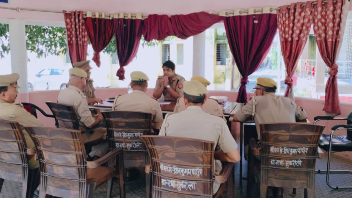 गोल्हौरा में मालखाना-हेल्पडेस्क का निरीक्षण, मिश्रौलिया में विवेचकों को दिए निर्देश