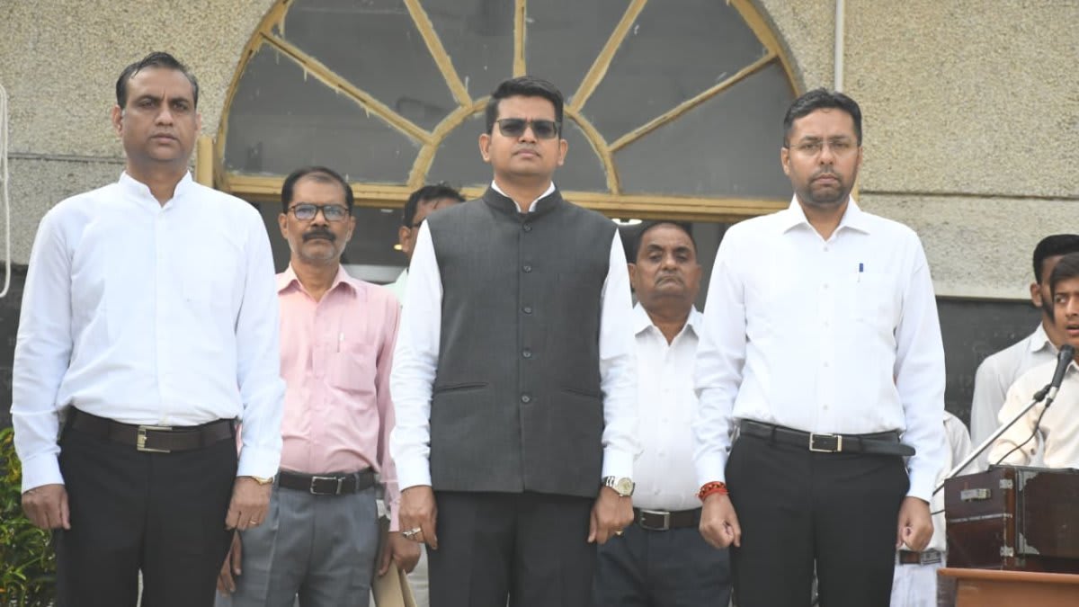 कलेक्ट्रेट में डीएम ने फहराया तिरंगा, कहा- महापुरुषों के सिद्धांत नई पीढ़ी तक पहुंचाएं