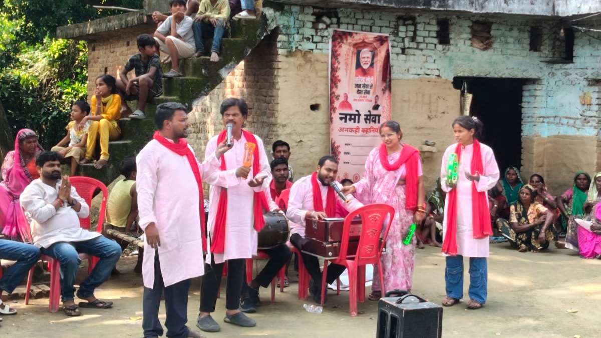  नाटक में दिखीं योजनाओं की अनकही कहानियां, कलाकारों ने मंचन से ग्रामीणों को किया जागरूक