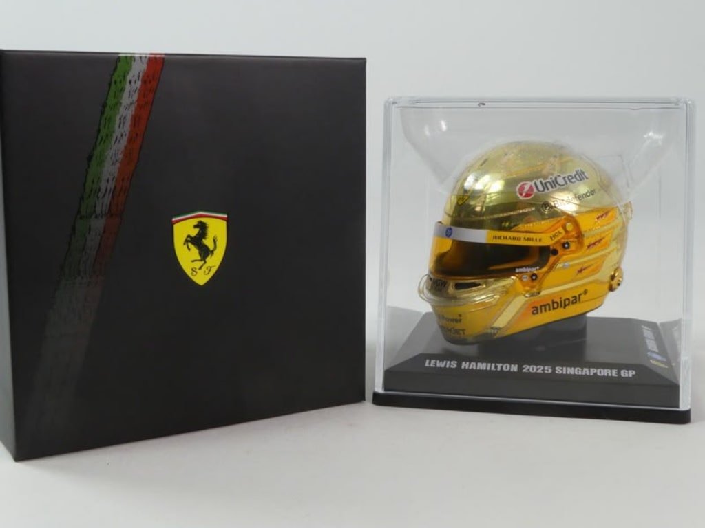 Casco Lewis Hamilton Ferrari Gold Edizione Singapore GP 2025 LOOKSMART FERRARI scala 1-5