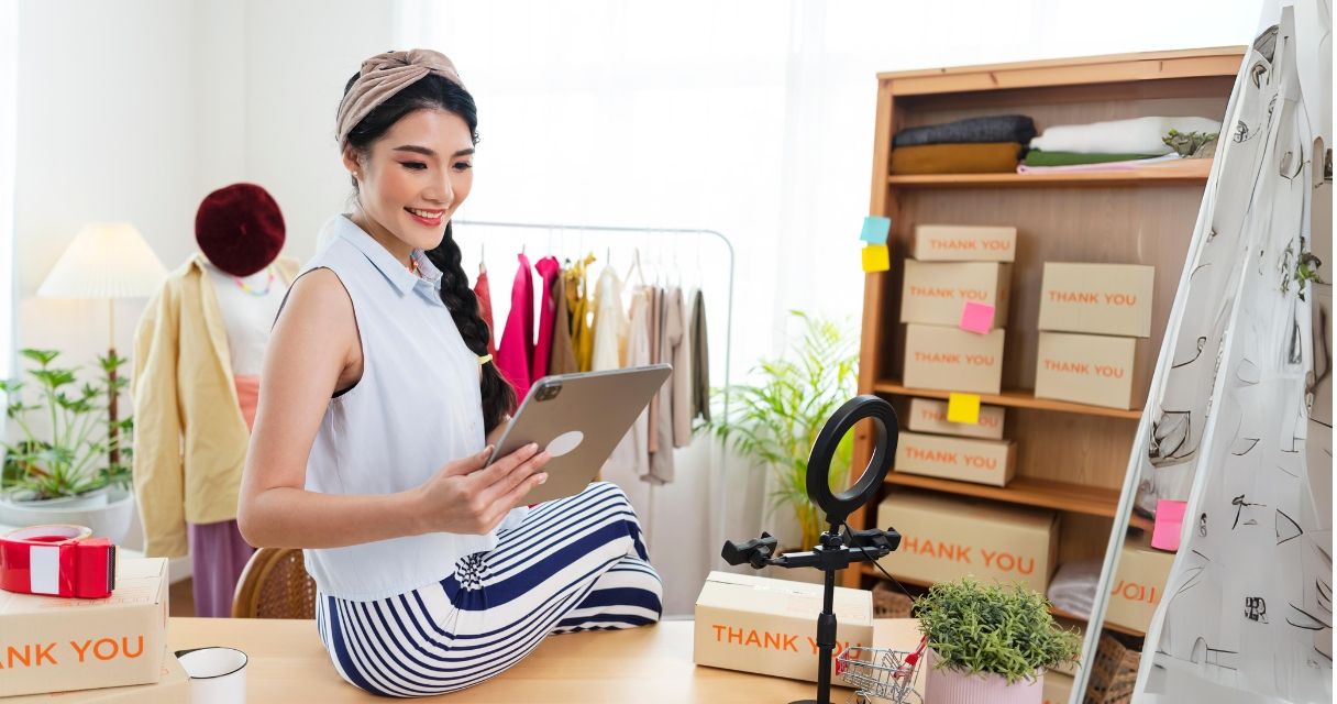 Starting small businesses SME owners entrepreneurs Use tablet to receive and review orders online