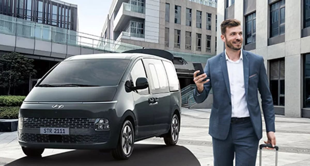 STARIA Minibús - vista principal