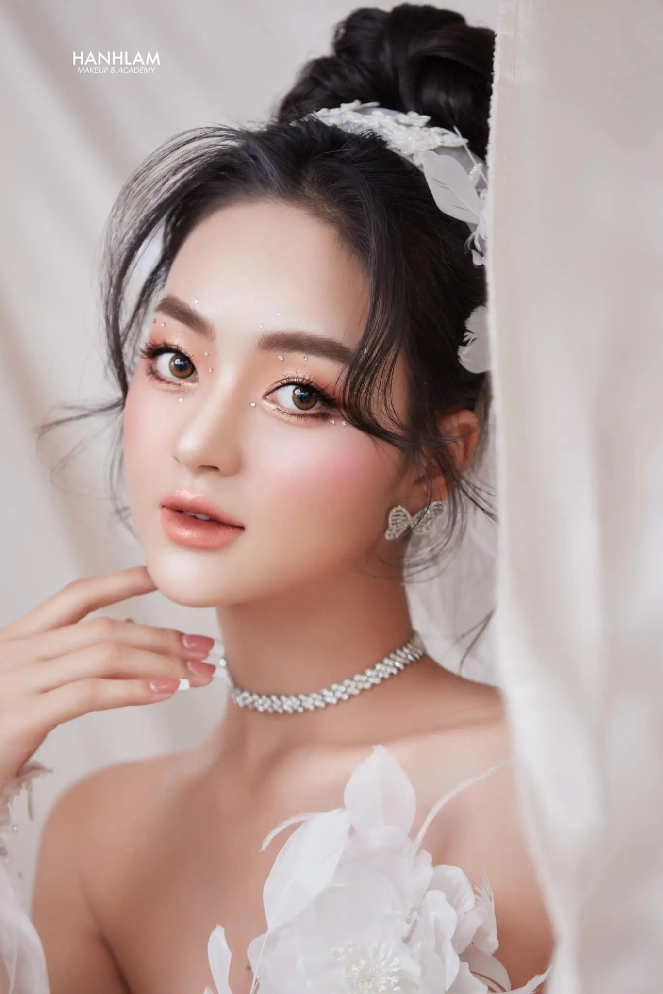 phu kien trang diem nhu cai toc hoa tai cho makeup co dau dep 69342af8aa1a1 69342af948b94