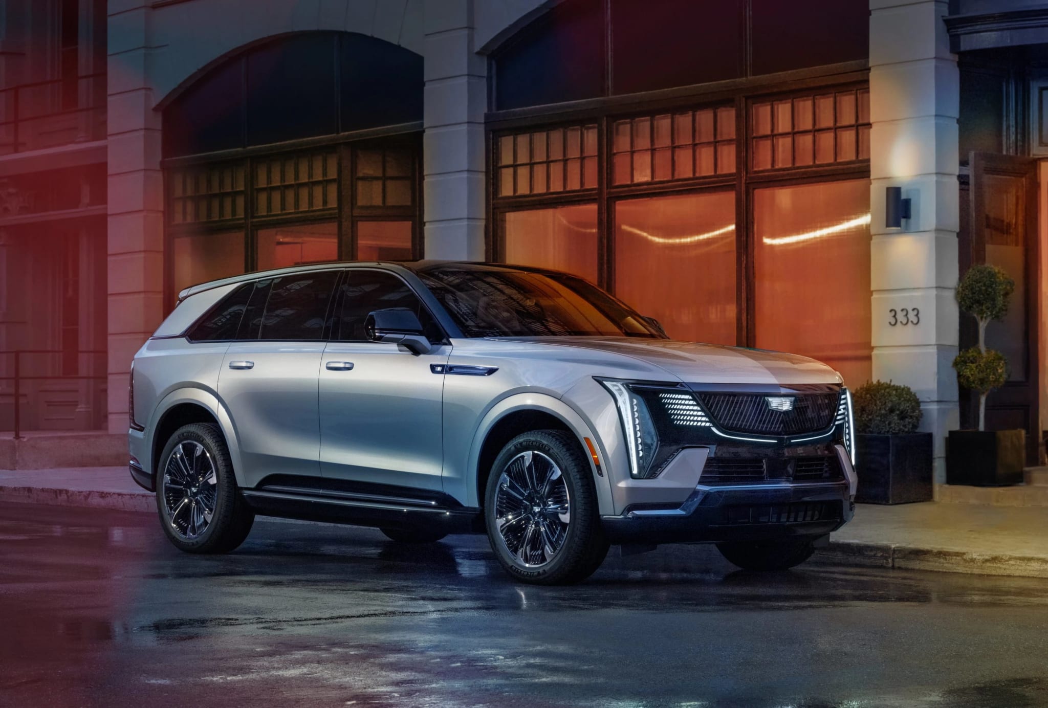 كاديلاك ESCALADE IQL 5