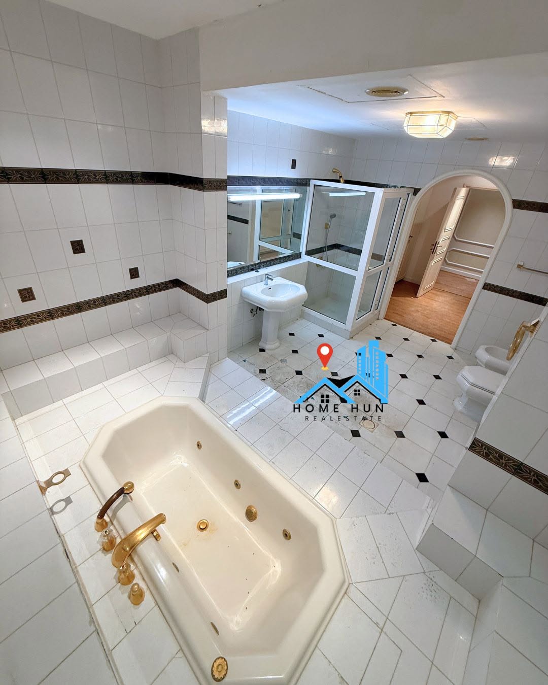 villa in Madinat Sultan Qaboos - 1