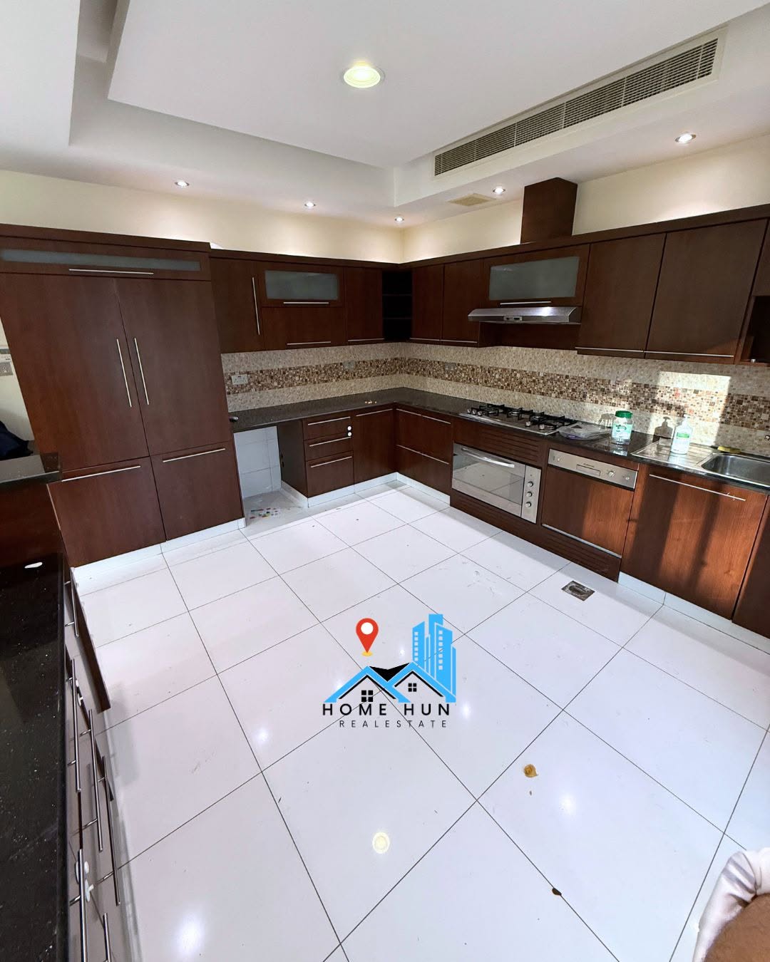 villa in Madinat Sultan Qaboos - 2