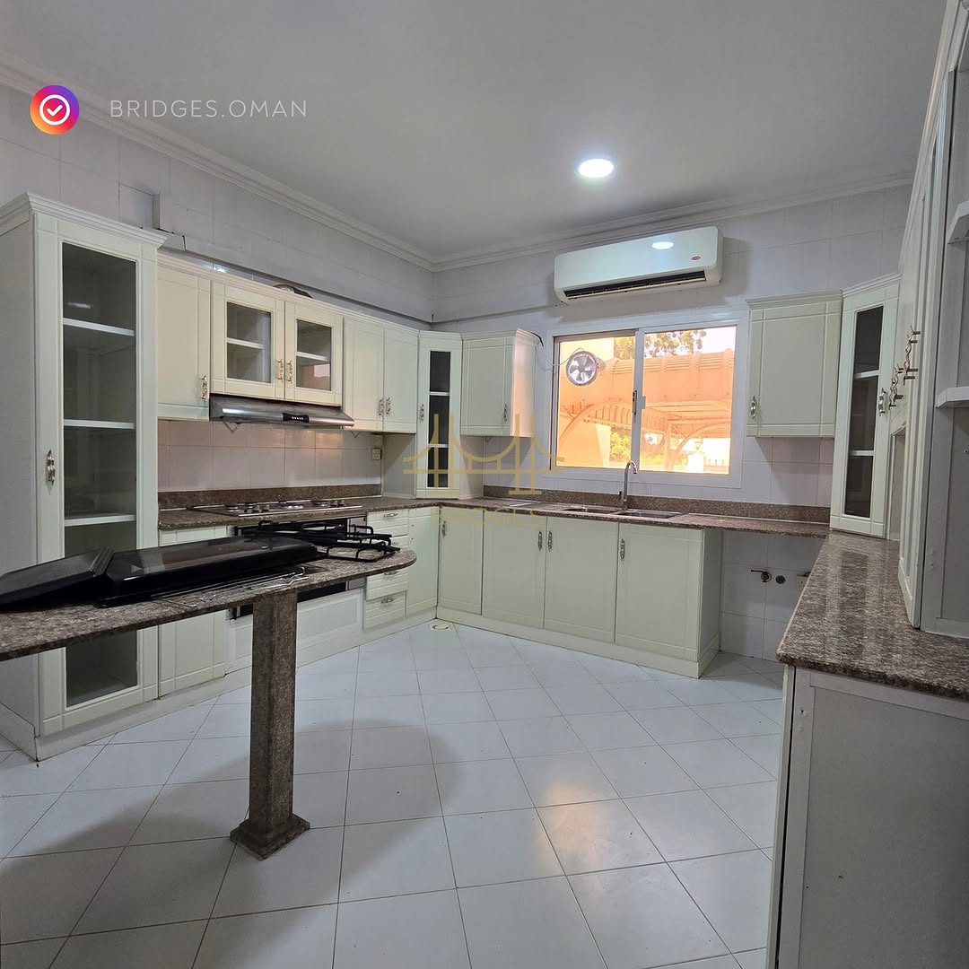 villa in Madinat Sultan Qaboos - 3