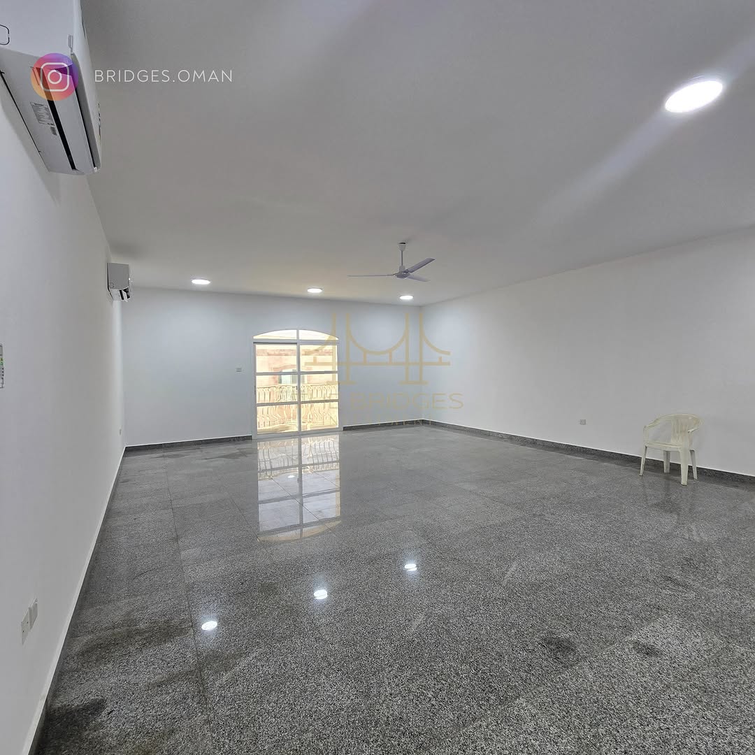 villa in Madinat Sultan Qaboos - 3