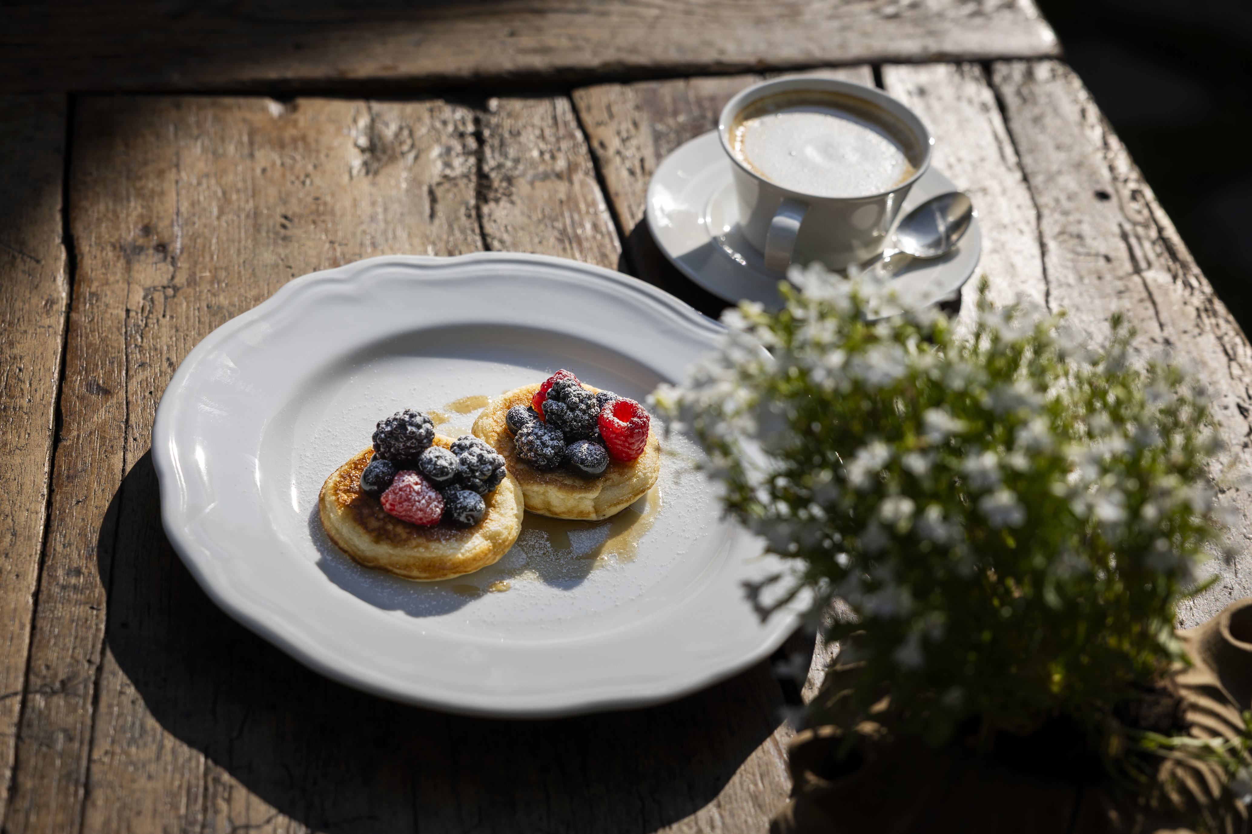 Pancake con frutti di bosco e cappuccino