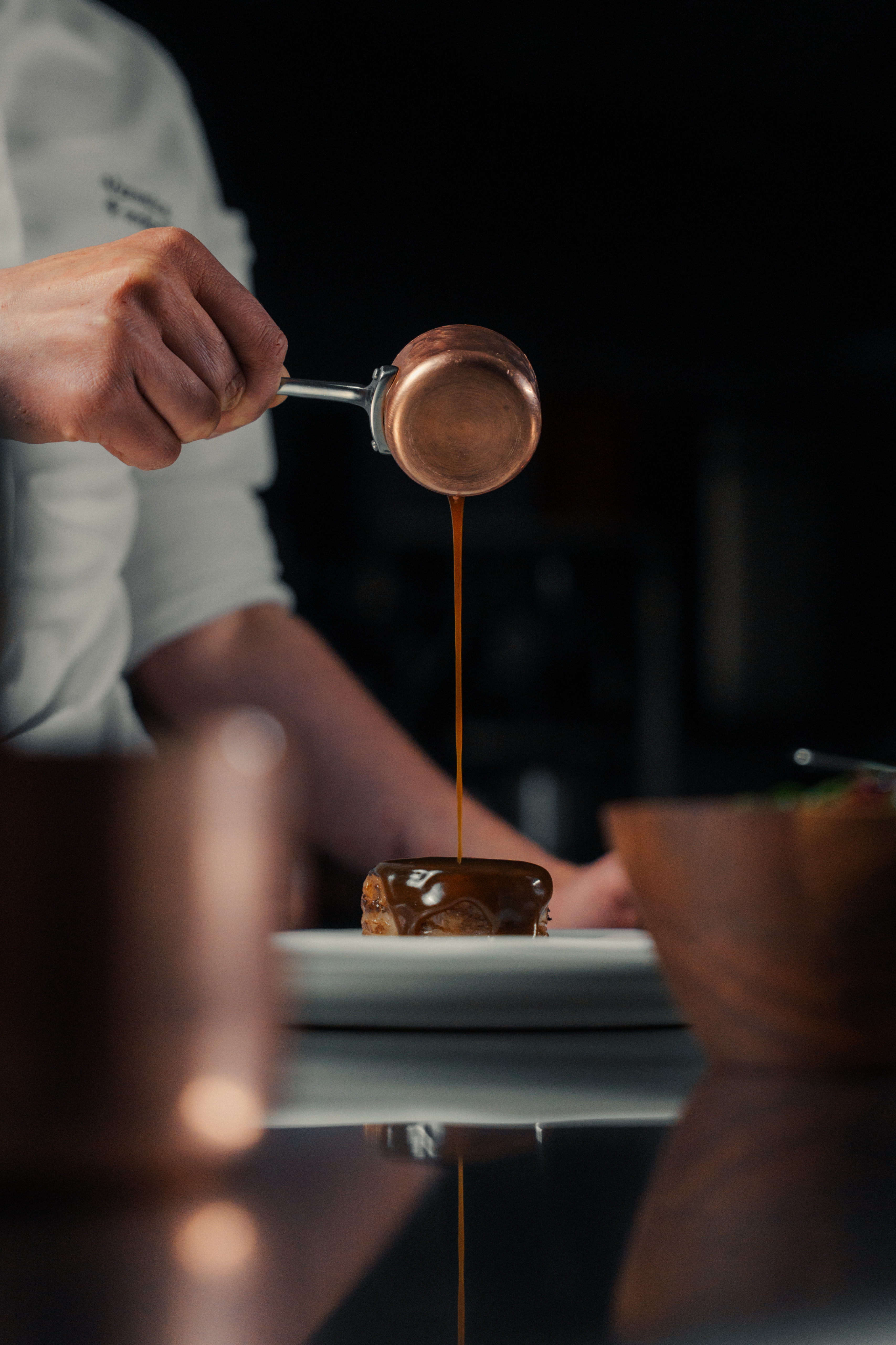 Glassa di caramello versata su un dolce