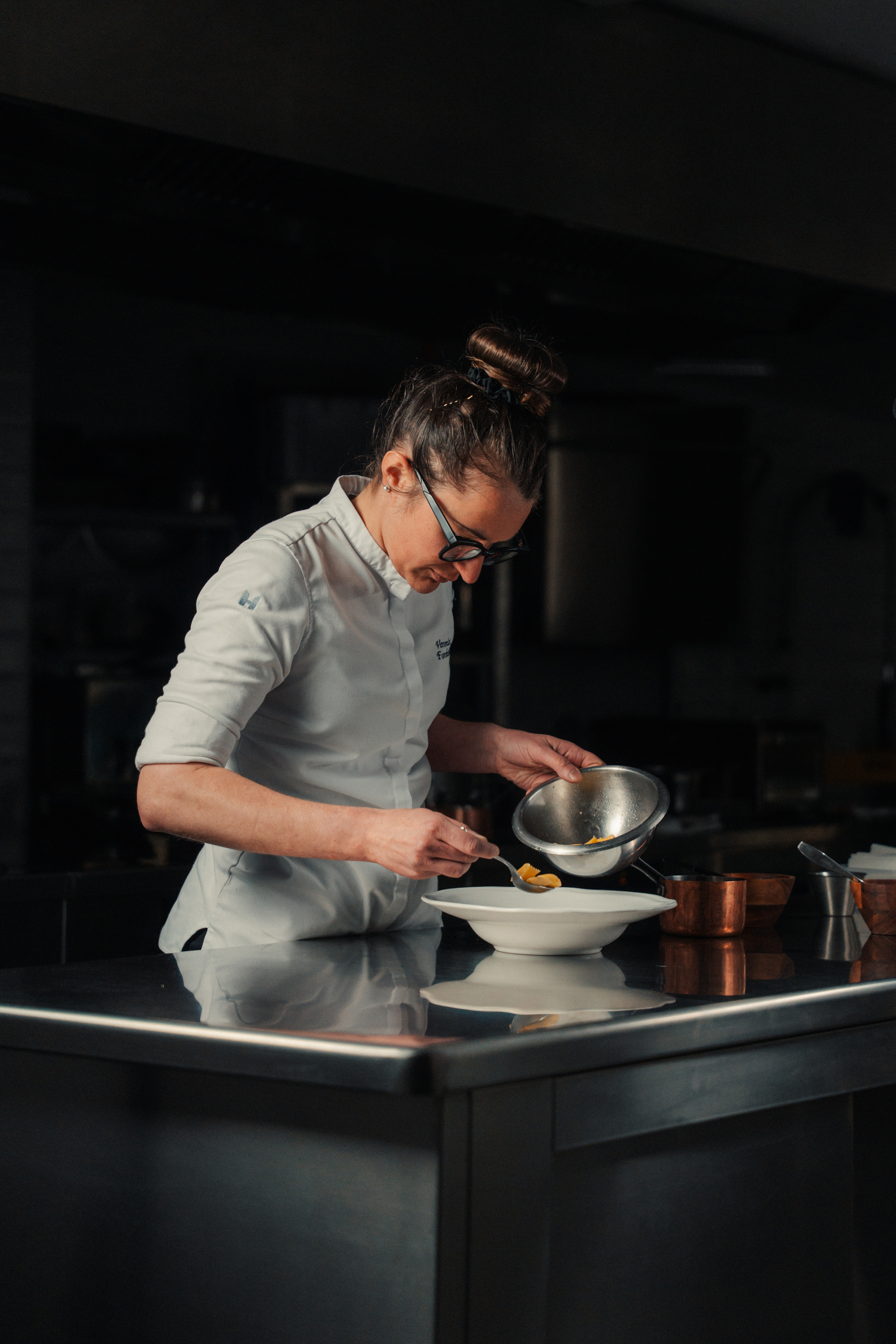 Chef che impiatta in cucina