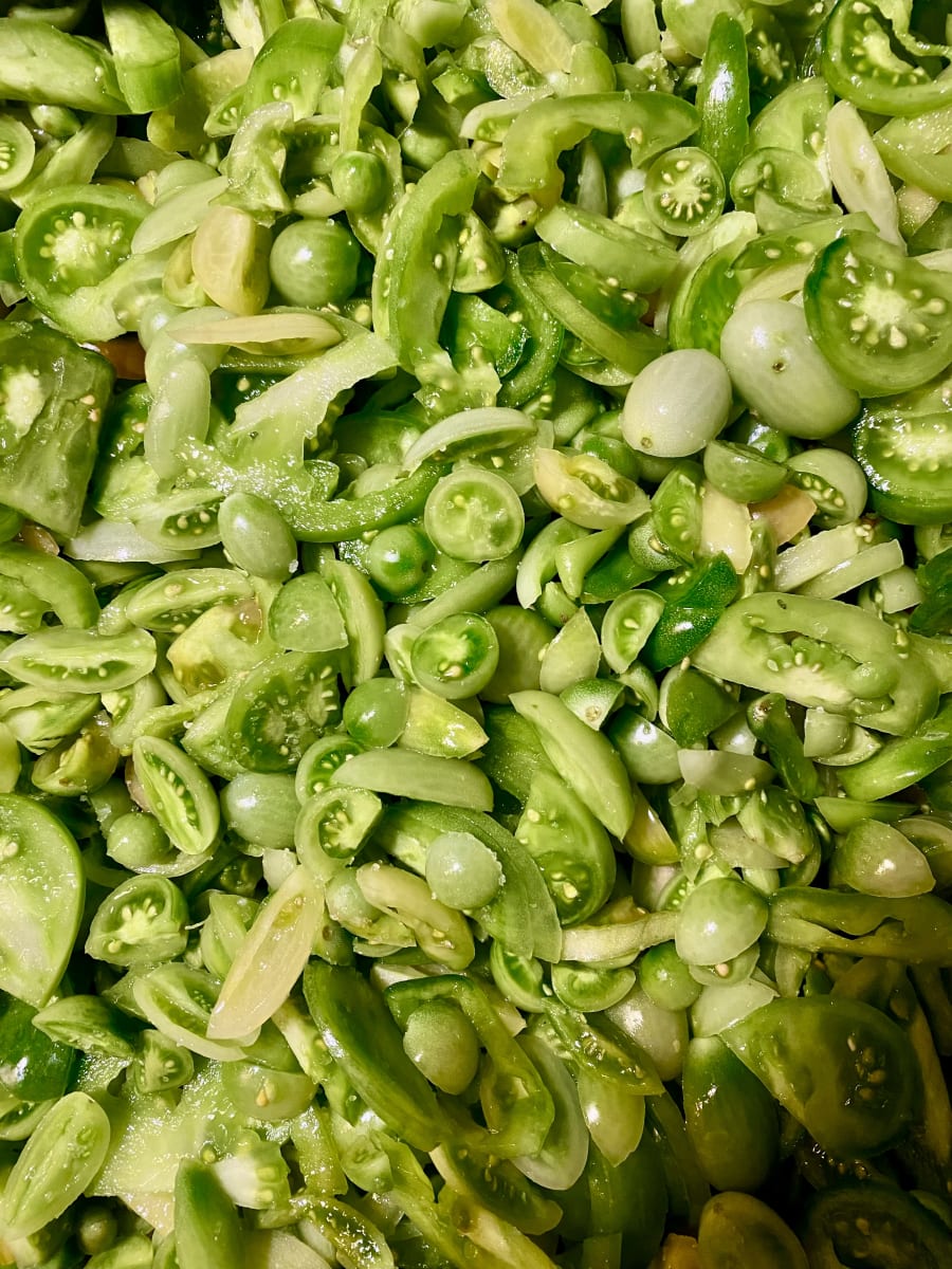 Pomodori verdi tagliati e lasciati una notte a macerare nel sale marino
