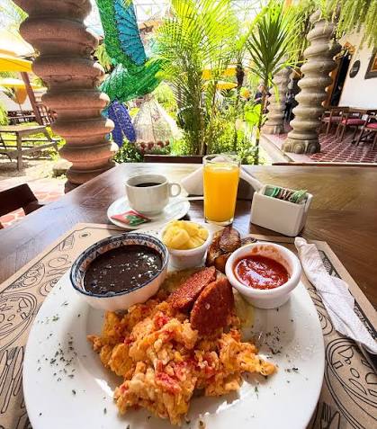 Huevos Revueltos con Tomate y Cebolla