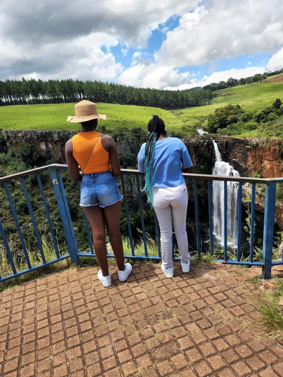 Guests posing above the Blyde River Canyon