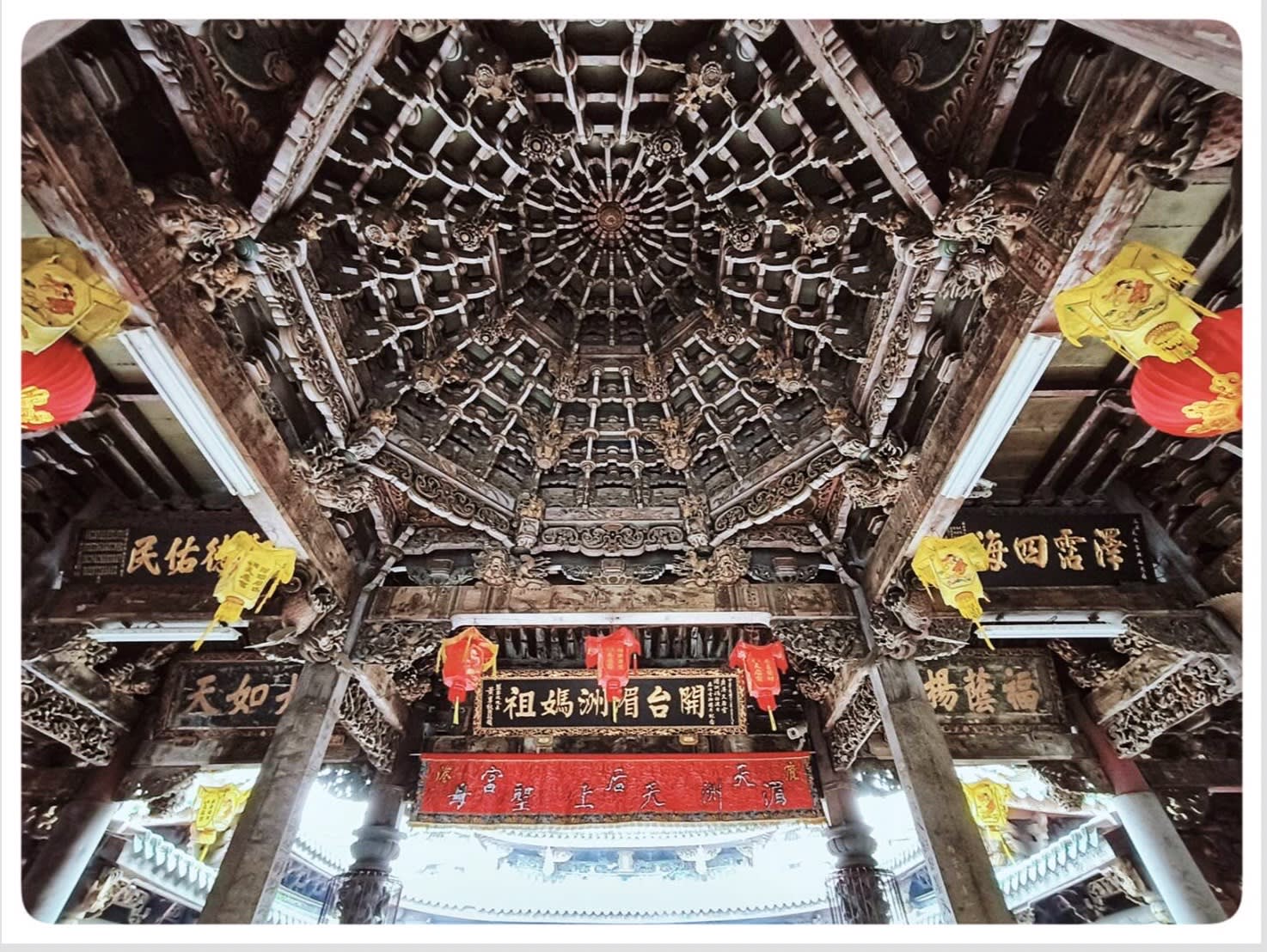 每一代人看同一件文化資產,產生的記憶與意義可能完全不同。(圖/陳道憲攝影,拍攝地點:鹿港天后宮)